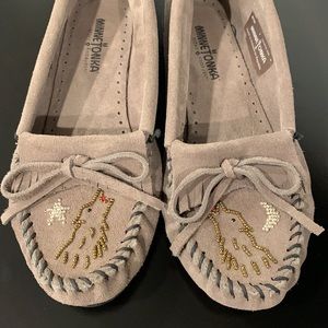 Minnetonka Kilty gray moccasins w/Beaded Wolf, Star,Moon Sz 7 Hardsole EUC🐺⭐️🌙